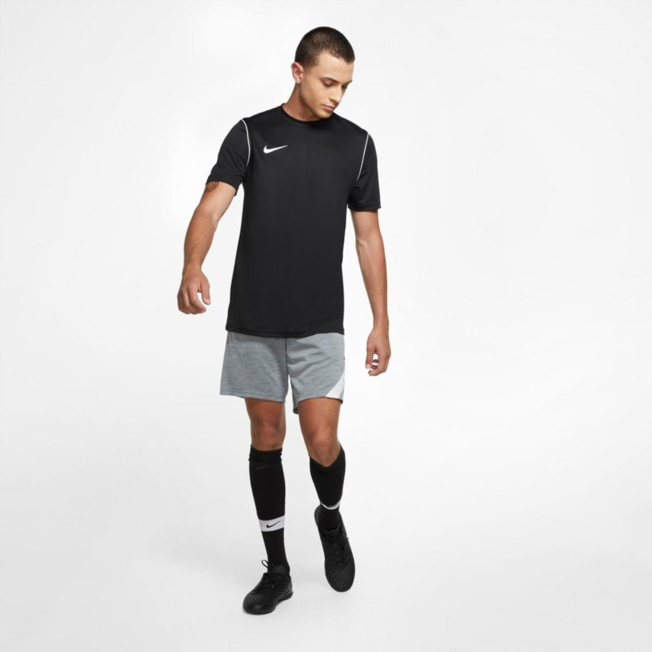 Camiseta Nike Dri-FIT Masculina Performance: Conforto e Frescor para Treinos Intensos