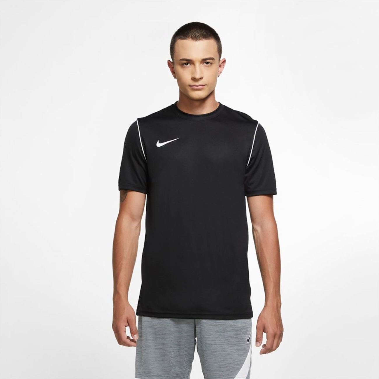 Camiseta Nike Dri-FIT Masculina Performance: Conforto e Frescor para Treinos Intensos